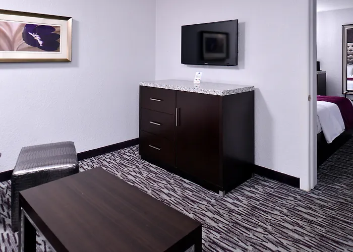 Clarion Inn & Suites Across From Universal Orlando Resort